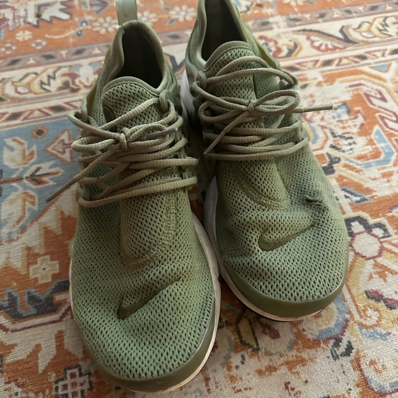 Green Nike Prestos - Picture 2 of 3